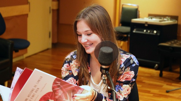 Emma Veilleux, aujourd'hui âgée de 18 ans, feuillette pour la première fois le livre qu'a écrit India Desjardins à sa demande.