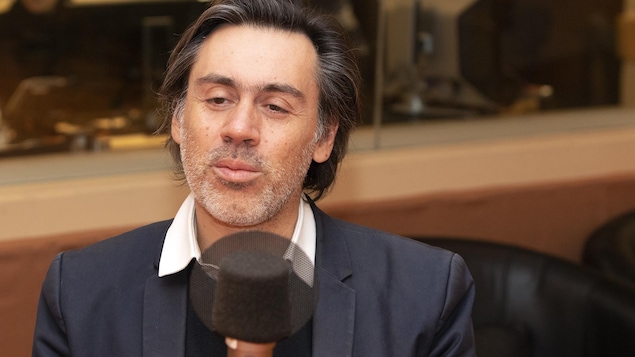 L'acteur et réalisateur français Emmanuel Mouret est dans un studio de radio.