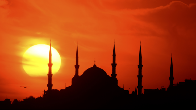 Le couché du soleil avec en contre-jour la silhouette de la mosquée et ses minarets.