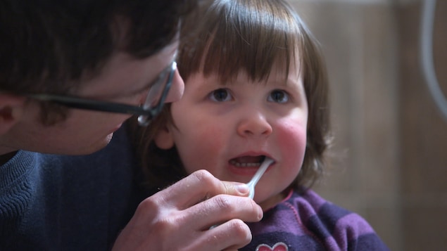 Le brossage des dents tôt dans l'enfance est important pour prévenir les caries.