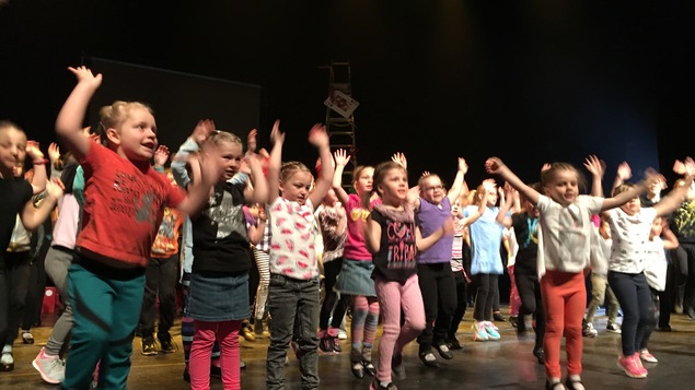 Enfants qui dansent lors du spectacle de la troupe folklorique Tam ti delam de Sept-Îles