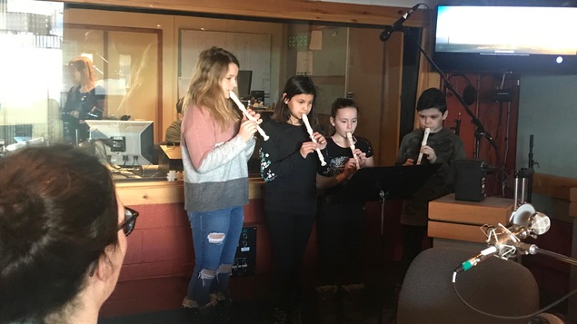 Les élèves d'Isabelle Désy jouant une pièce à la flûte à bec en studio à Radio-Canada Côte-Nord