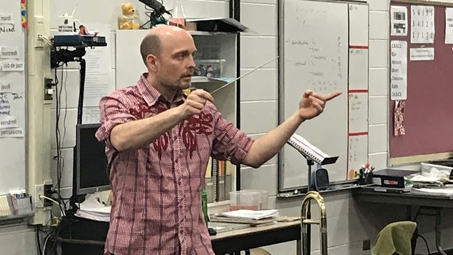 L'enseignant Cristien Lyons dirige des élèves de musique à l'École Précieux-Sang au Manitoba L'enseignant Cristien Lyons dirige des élèves de musique à l'École Précieux-Sang au Manitoba
