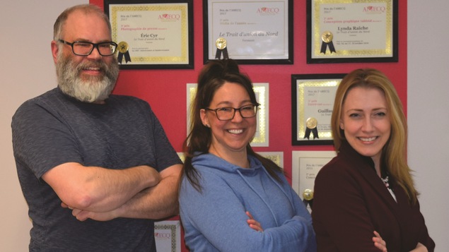 De gauche à droite : le rédacteur en chef et journaliste Éric Cyr, la graphiste et conseillère publicitaire Lynda Raiche et l'adjointe administrative Suzanne Caron