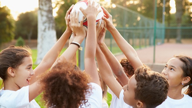 Quelques enfants qui jouent au soccer