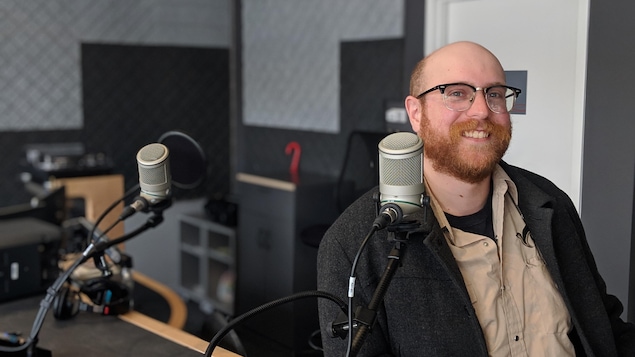 Une photo d'un homme à la barbe rousse dans le studio 1 de Radio-Canada à Sudbury.