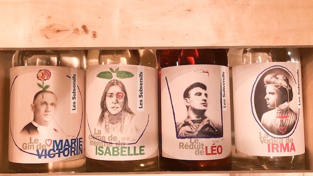 Quatre bouteilles portes des noms de personnalités avec leur photo sur l'étiquette.