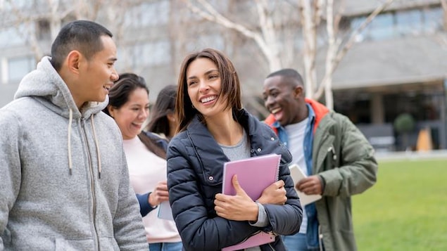 Des étudiants internationaux sur un campus universitaire