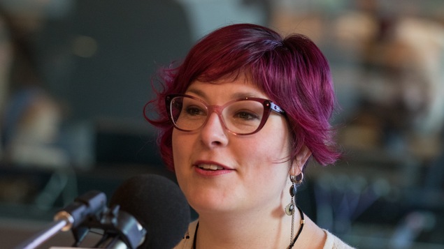Photo de l’historienne Évelyne Ferron, en studio