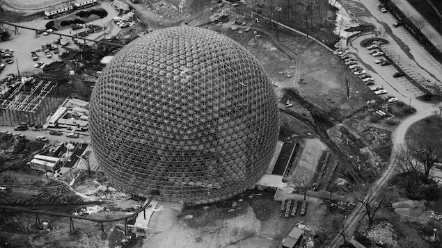 Construction de la géode conçue par l'Américain Buckminster Fuller pour l'Exposition universelle de 1967, à Montréal.