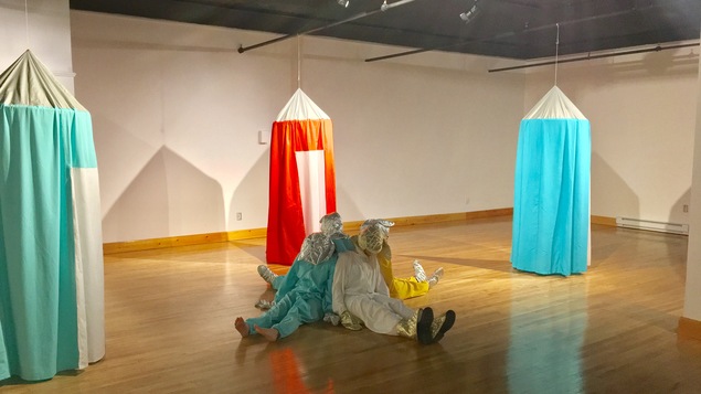 Exposition Mutations/Rituels de l'artiste montréalaise Christine Comeau à l'Alternative de Baie-Comeau