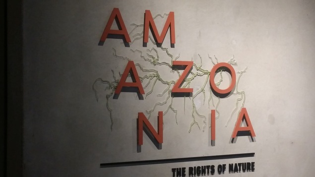 Le mot Amazonia en lettres rouges sur un mur de l'exposition au Musée d'anthropologie de Vancouver.