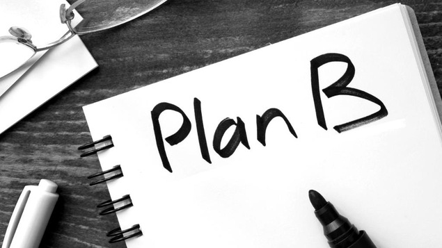 «Plan B» est inscrit dans un cahier à boudins.