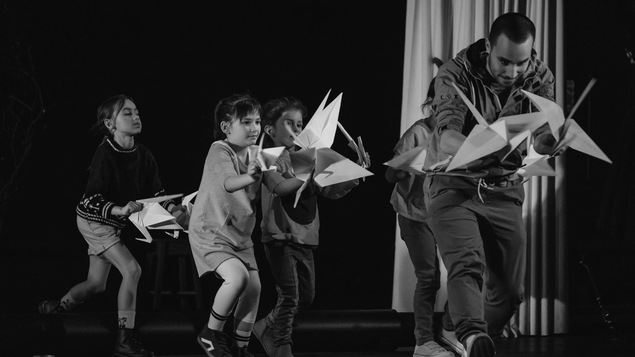 16 enfants et 16 adultes partagent la scène dans la pièce de théâtre «Je me soulève».