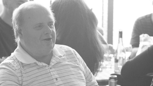 Une photo en noir et blanc d'André Barrette, lors d'un souper des employés du théâtre Espace libre.