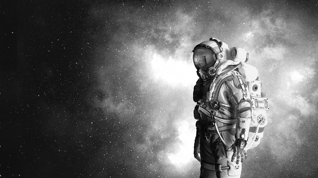 Un astronaute est seul dans l'espace.