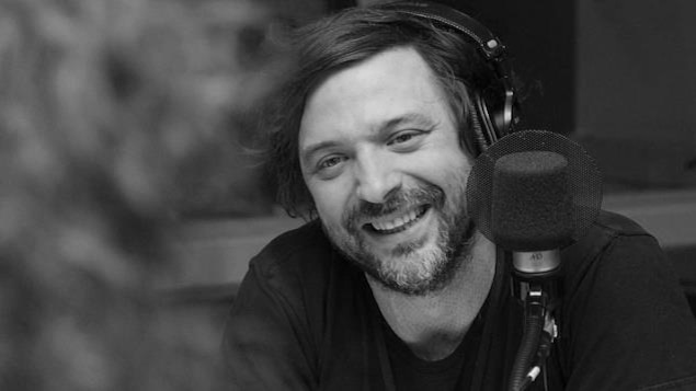 Une photo de Christian Lapointe en noir et blanc.