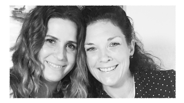 Les deux femmes s'enlacent, sur une photo en noir et blanc.
