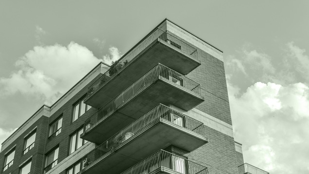Un bloc d'habitations en noir et blanc.
