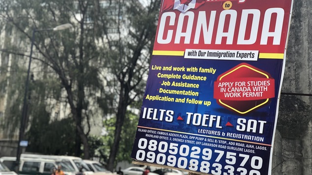 Une pancarte propose d'aider les Nigérians qui souhaitent étudier au Canada à préparer les documents nécessairement pour le gouvernement canadien.