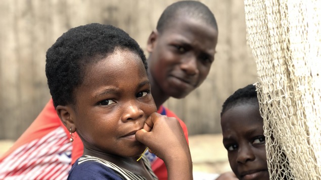 Trois enfants nigériens regardent avec curiosité l'objectif.