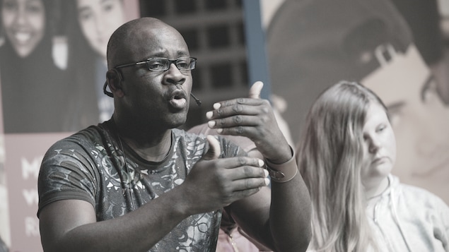 Lilian Thuram est sur scène lors d'une conférence sur le racisme en Suède, en 2015.