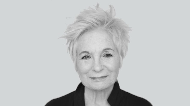 Un portrait en noir et blanc de Louise Latraverse.