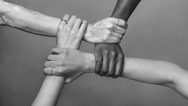 Un groupe de personnes de toutes les origines se donnent la main.