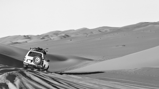 Un jeep traverse le désert du Sahara.