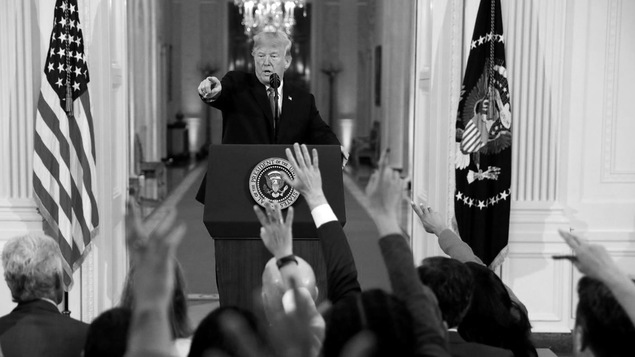 Trump s'adresse aux journalistes, lors des élections de mi-mandat.