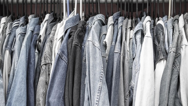 Gros plan sur un étal de vêtements usagés