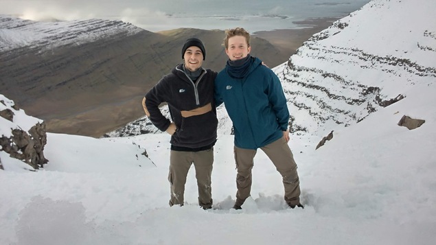 Félix Desbiens et son ami Finn dans les montagnes d'Islande.