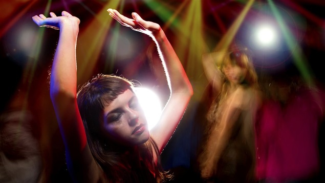 La consommation de drogue est souvent associée à la musique électronique.