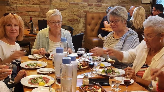 Un groupe de femmes autour d'une table au restaurant.