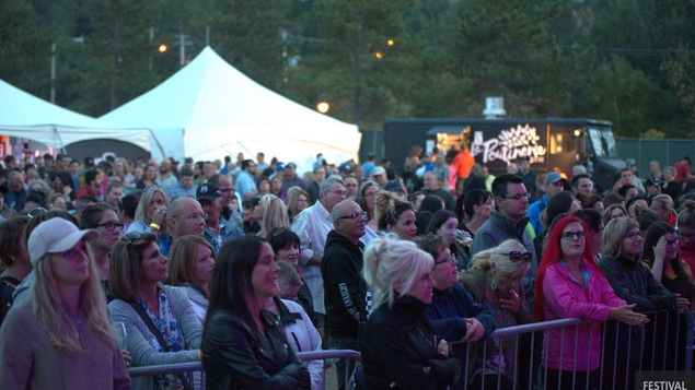 Une marée de festivaliers assistent à un spectacle lors du Festival de la bière de la Côte-Nord.
