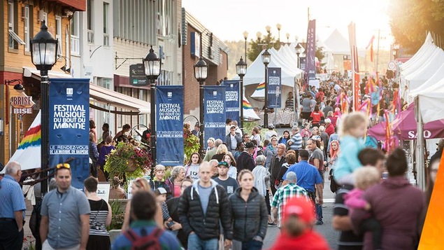 Des gens dans une rue durant un festival