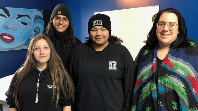 Charlie Martineau, John-Edward Prada animateur à la Maison des jeunes la Relève de Baie-Comeau, Maryétou Frédérique Timbely et Véronique Beaudin directrice-générale de la Maison des jeunes La Relève de Baie-Comeau
