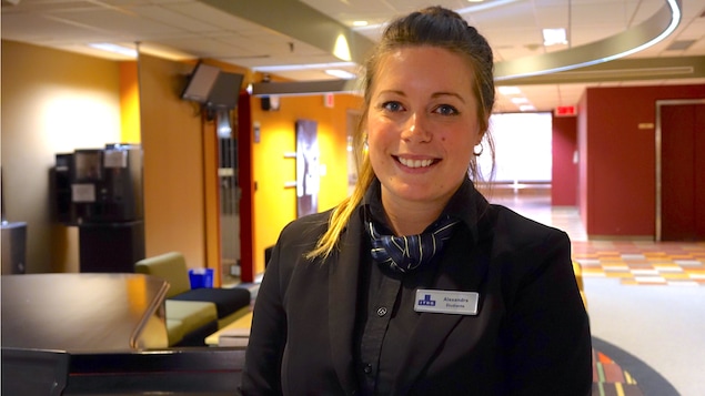 Alexandra Girard en habit de majordome