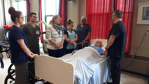 Des personnes suivent une formation de préposé aux bénéficiaires donnée par le CIUSSS-CHUS de l'Estrie.