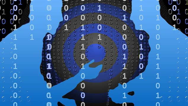 Deux silhouettes d'hommes sur fond de données informatiques