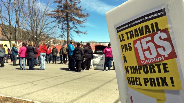 Des manifestants réclament un salaire minimum à 15 dollars l'heure