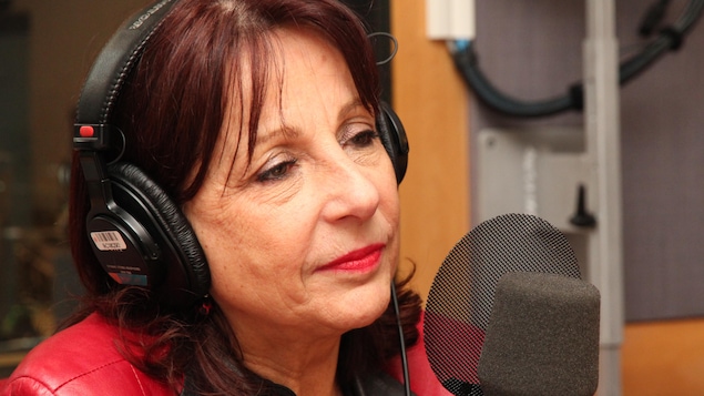 La femme est en entrevue à la radio.