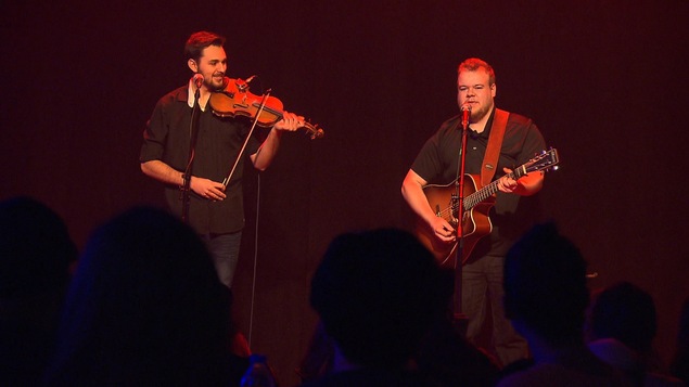 Les étudiants et lauréats de la finale locale de Cégeps en spectacle à Sept-Îles : François Cormier (au violon) et Raphaël Jomphe (à la guitare et voix)