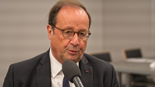 François Hollande parlant dans un micro.
