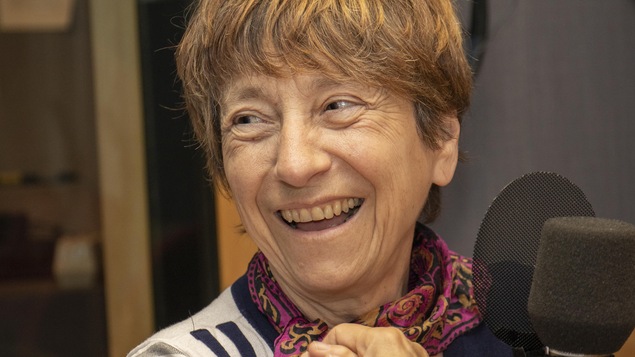 La femme rit de bon coeur.