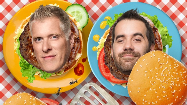 Les visages des animateurs Fred Savard et Jean-Sébastien Girard sont montrés dans des hamburgers.