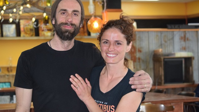Les copropriétaires de la microbrasserie Au Frontibus, Patrick Leblanc et Lydia Alexandra Martin Bérubé.