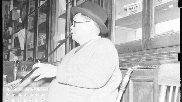 Un homme fume l'opium à Montréal, vers 1940.