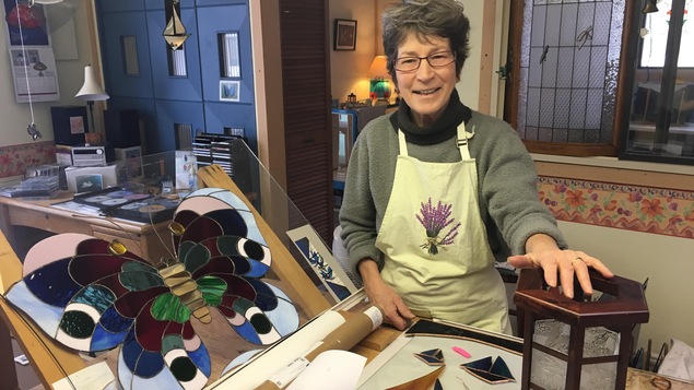 Gabrielle Martel, artiste nord-côtière qui travaille le vitrail