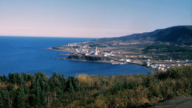 Paysage village de Grande-Vallée au bord de la mer en Gaspésie.